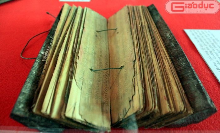 Cuốn sách cổ làm bằng lá Buông khổ rộng 55 cm